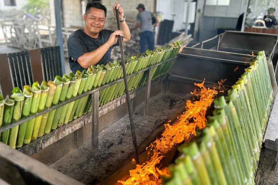 Encik Mohd Fairuz Darsono berkata kedainya mampu menghasilkan sekitar 1,500 batang lemang sehari, tetapi permintaan sebenarnya boleh mencecah antara 5,000 dengan 10,000 batang.