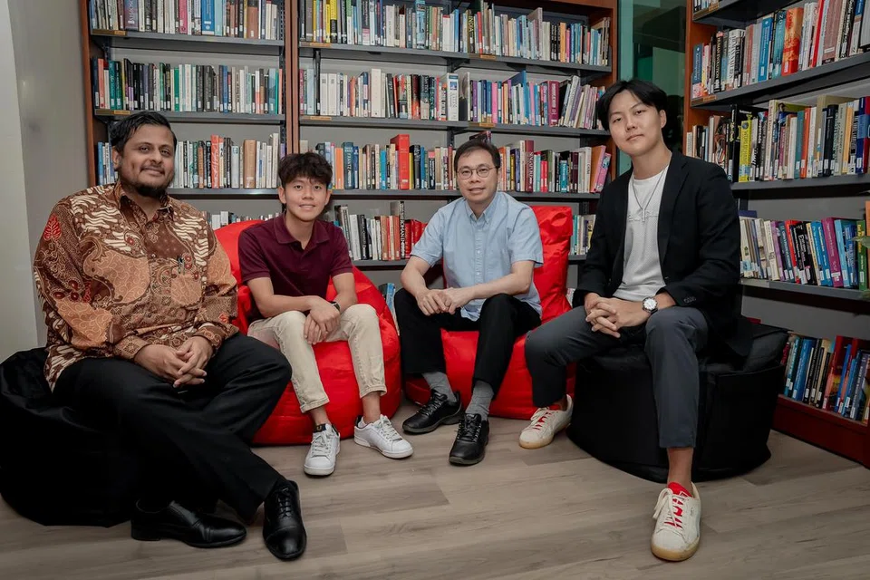 
Bagi Naib Dekan (Hal Ehwal Akademik) Kolej NUS Profesor Loy Hui Chieh (dua dari kanan), pengiktirafan seperti Hadiah Izzuddin Taherally ini akan memupuk budaya yang menggalakkan pelajar untuk meneroka minat mereka, mencabar anggapan, dan berfikir secara kreatif tentang bagaimana mereka boleh memberikan kesan positif. Turut bersama beliau adalah Felo dan Pensyarah Kanan Adjung NUS, Dr Mustafa Izzuddin (paling kiri), Encik Francis Goh (dua dari kiri) dan Encik Brennan Kau. Encik Francis Goh ialah seorang lagi penerima Hadiah Izzuddin Taherally.