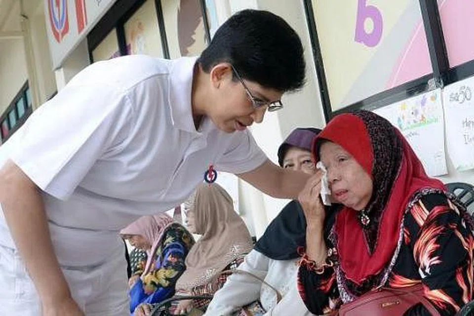 BERI PERHATIAN: Dr Fatimah memberi perangsang kepada salah seorang penduduk yang mengadu tentang nasibnya ketika bertemu calon PAP itu baru-baru ini. - Foto TAUFIK A. KADER