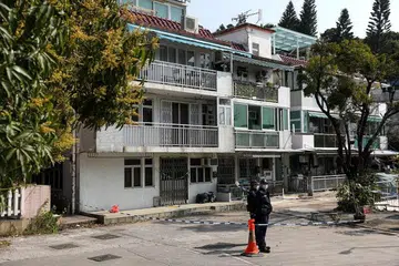 KAWAL TEMPAT PEMBUNUHAN: Polis berkawal di luar rumah tempat mayat model Hong Kong Cik Abby Choi ditemui di kawasan pedalaman Tai Po, Hong Kong. - EPA-EFE 