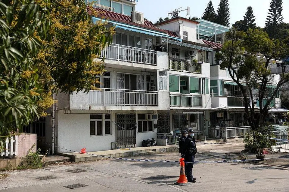 KAWAL TEMPAT PEMBUNUHAN: Polis berkawal di luar rumah tempat mayat model Hong Kong Cik Abby Choi ditemui di kawasan pedalaman Tai Po, Hong Kong. - EPA-EFE 