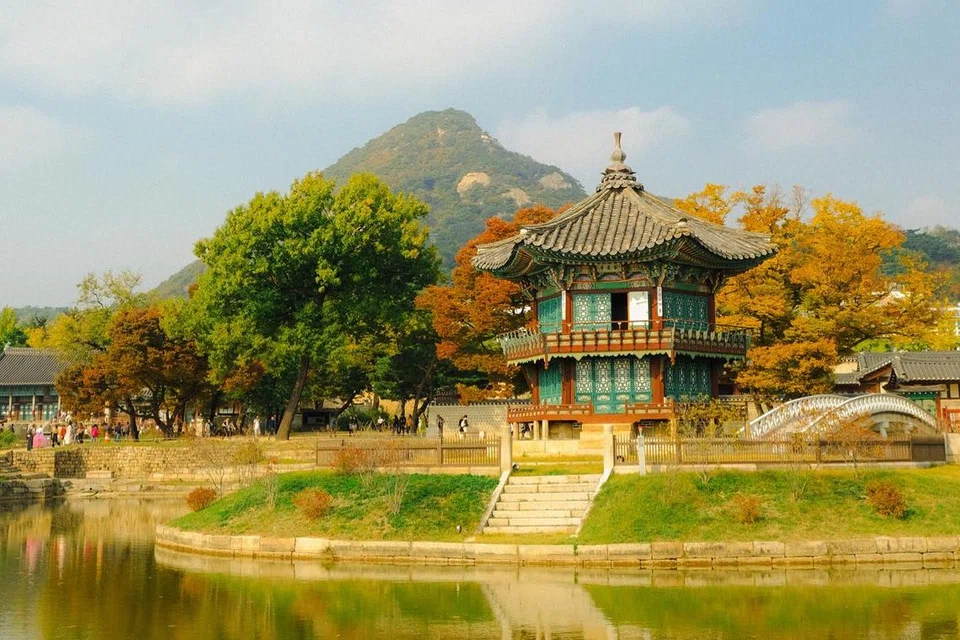 Antara pemandangan dari Istana Gyeongbokgung yang terakam semasa percutian penulis, Cik Nurhaziqah Ismail, pada musim luruh. 