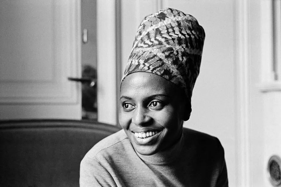 PEJUANG HAK ASASI: Miriam Makeba, seorang aktivis kemasyarakatan dan penyanyi Afrika Selatan dipanggil ‘Mama Africa’ kerana kekuatan semangatnya memperjuang nasib golongan kulit hitam yang ditindas di Afrika Selatan.