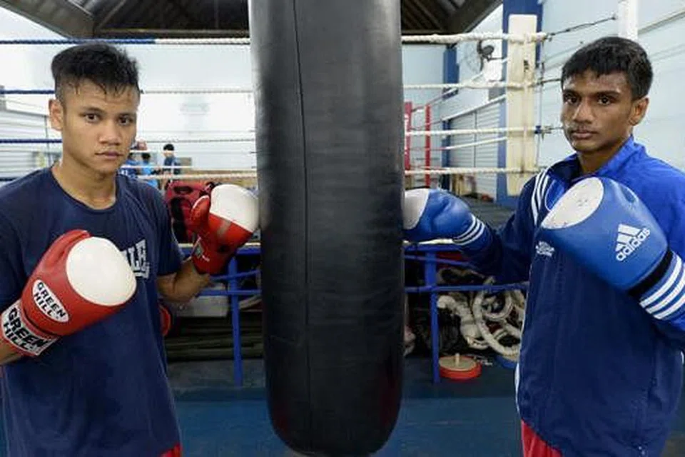 PELIHARA PELUANG: Ridhwan dan Hanurdeen (kanan) mara ke separuh akhir petang ini. - Foto Fail