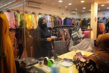 PERJUANGKAN MASYARAKAT DAN RAKYAT: Calon Parti Titik Merah Bersatu, Cik Liyana Dhamirah, melahirkan hasrat mahu membantu golongan yang memerlukan dan memperjuangkan isu seperti kos kehidupan, pekerjaan dan perumahan ketika diinterviu wartawan melalui 'Streamyard'. - Foto JASON QUAH