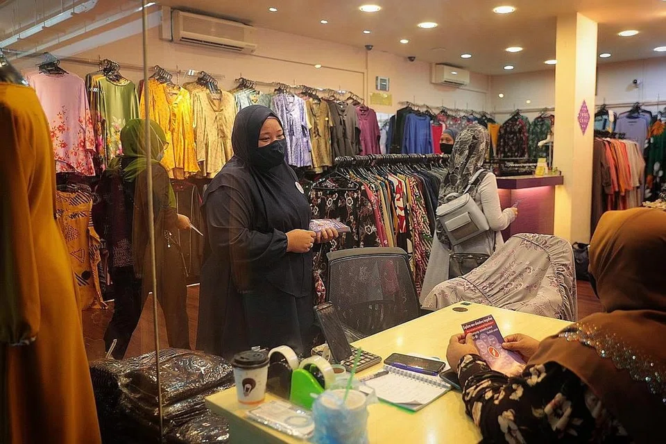 PERJUANGKAN MASYARAKAT DAN RAKYAT: Calon Parti Titik Merah Bersatu, Cik Liyana Dhamirah, melahirkan hasrat mahu membantu golongan yang memerlukan dan memperjuangkan isu seperti kos kehidupan, pekerjaan dan perumahan ketika diinterviu wartawan melalui 'Streamyard'. - Foto JASON QUAH