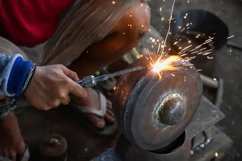 Dua bahagian bonang gamelan dikimpal bersama sebagai sebahagian daripada proses pemasangan.