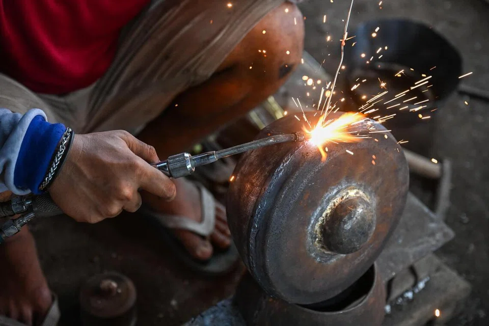 Dua bahagian bonang gamelan dikimpal bersama sebagai sebahagian daripada proses pemasangan.