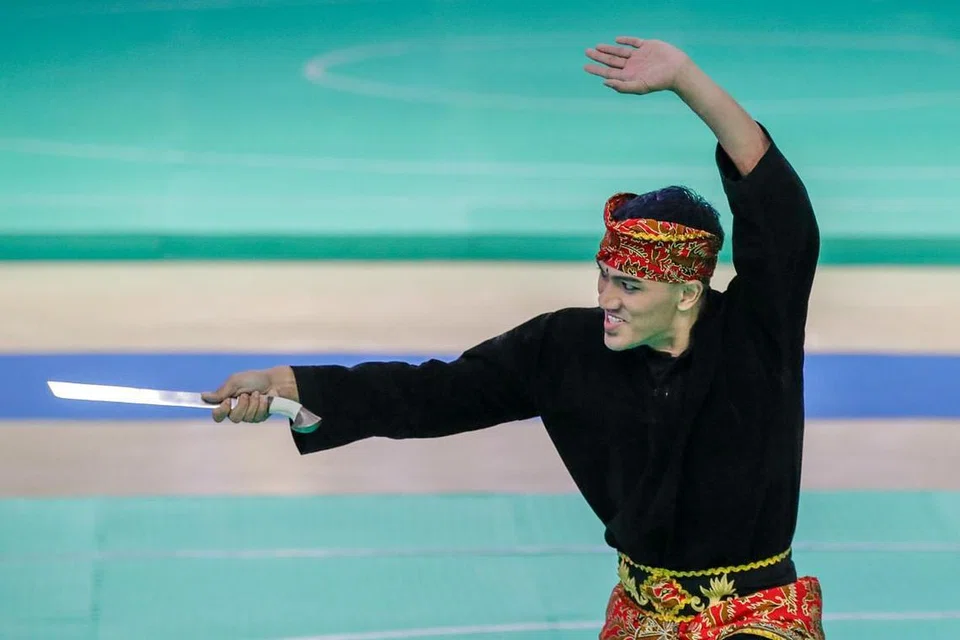 Persembahan kemas dan penuh bertenaga Muhammad Iqbal berjaya mengutip pingat perak dalam acara seni tunggal lelaki di Pusat Konvensyen dan Pameran Subic Bay (SBECC) tengahari ini. - Foto SPORT SINGAPORE