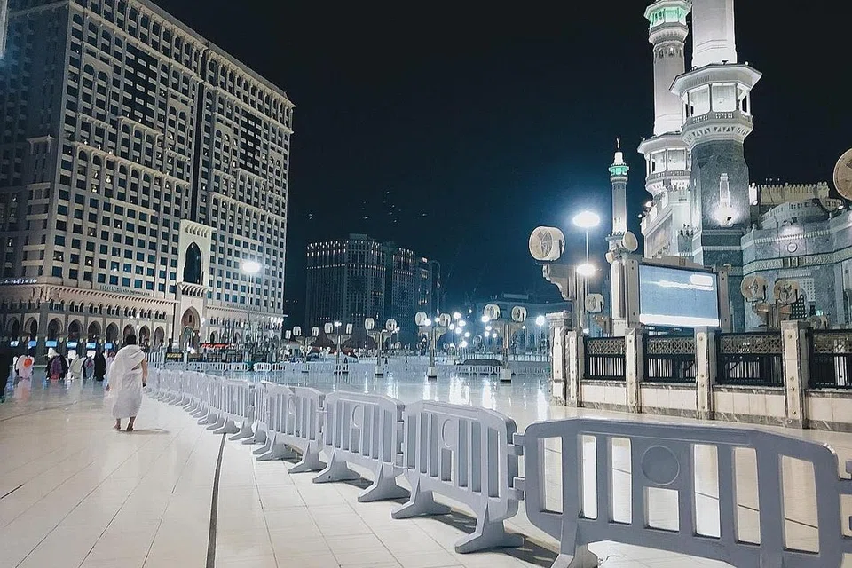 TEMPAT MASUK KELUAR KHUSUS: Kawasan di luar Masjidil Haram di Makkah dikepung dan jemaah boleh masuk dan keluar hanya menerusi laluan tertentu. - Foto BM oleh HARITH MUSTAFFA