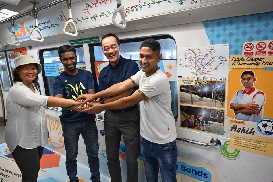 Menteri Negara Kanan (Tenaga Manusia), Dr Koh Poh Koon (dua dari kanan), bersama (dari kiri) Cik Quijano Ruby Ledesma, Encik Basir Uddin dan Encik Mohammead Ashik Hossen, semasa pelancaran kereta api konsep baru di MRT Ang Mo Kio pada 9 Disember.