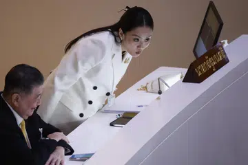Perdana Menteri Thailand, Cik Paetongtarn Shinawatra, semasa menyertai sesi perbahasan usul undi tidak percaya di Dewan Perwakilan di Parlimen. Perbahasan selama dua hari oleh pihak pembangkang itu memberi tumpuan kepada prestasi ekonomi negara yang lemah serta dakwaan pengaruh kuat bapanya dalam pentadbiran beliau.