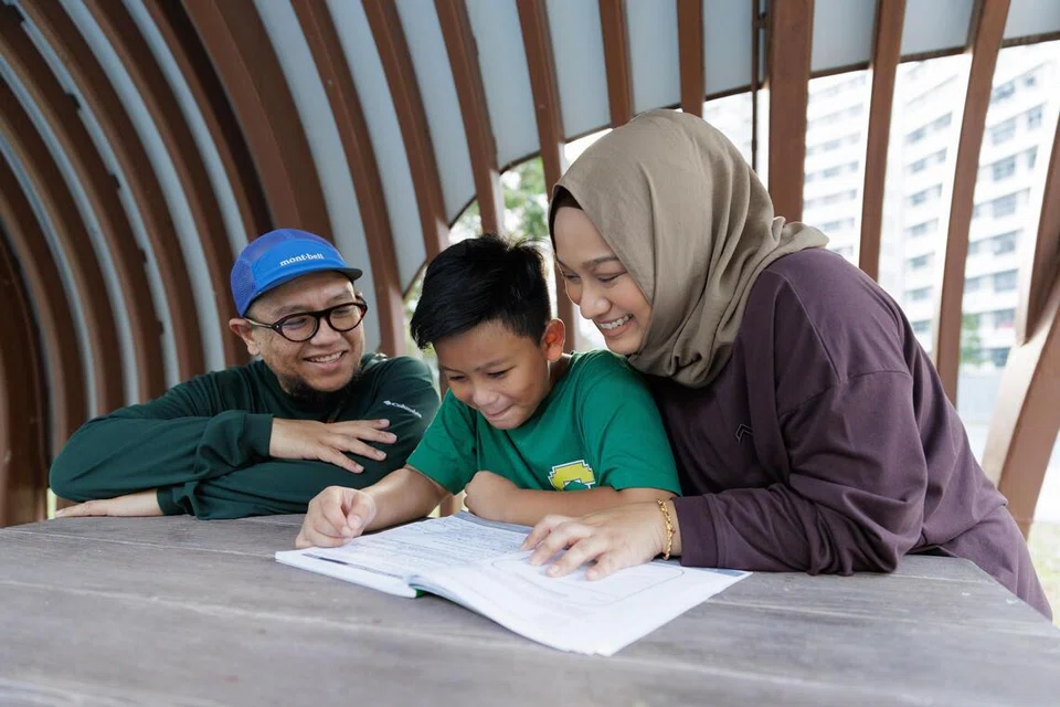 Pasangan suami isteri, Encik Muhammad Hydil Jamil, dan Cik Nur Fajrina Abdul Rashid, membelikan buku latihan bahasa Melayu buat anaknya, Muhammad Hafiy Muhammad Hydil, bagi mengasah kemahiran dan kosa katanya.