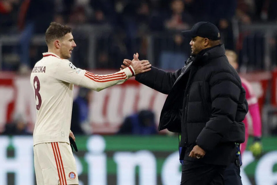 Vincent Kompany (kanan) dan Leon Goretzka selepas perlawanan seri mereka menentang Celtics.