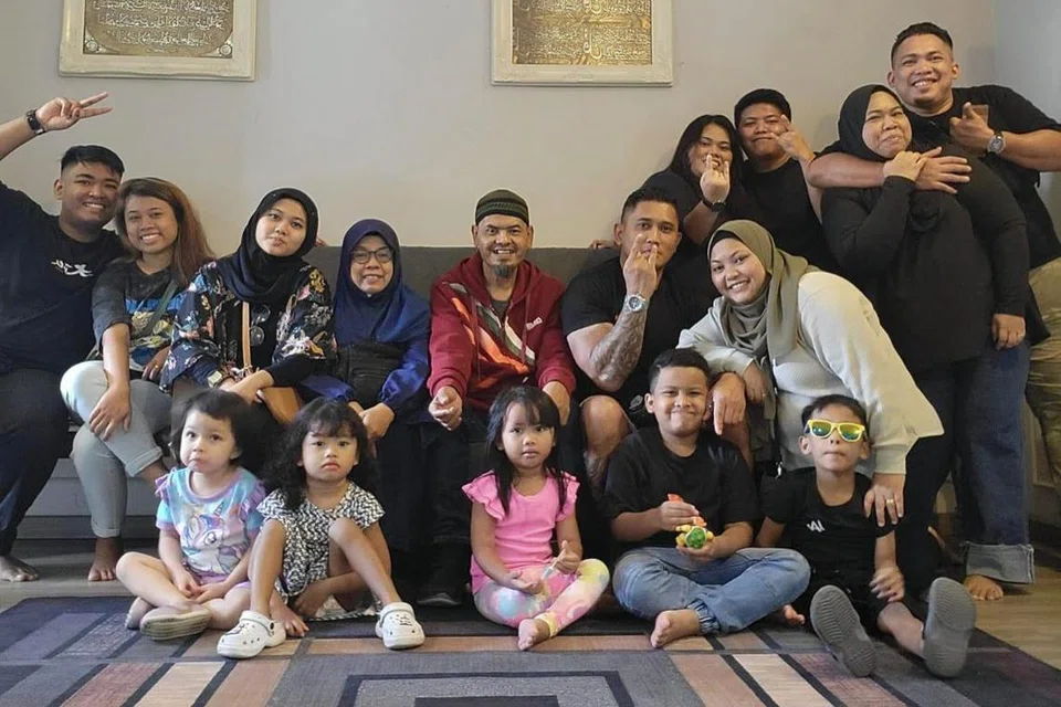 JALANI PEMBEDAHAN: Cik Nur Surya Emelya Mohamad Imran (dua dari kiri) terpaksa menjalani pembedahan susuli kemalangan jalan raya di Johor Bahru pada Jumaat.