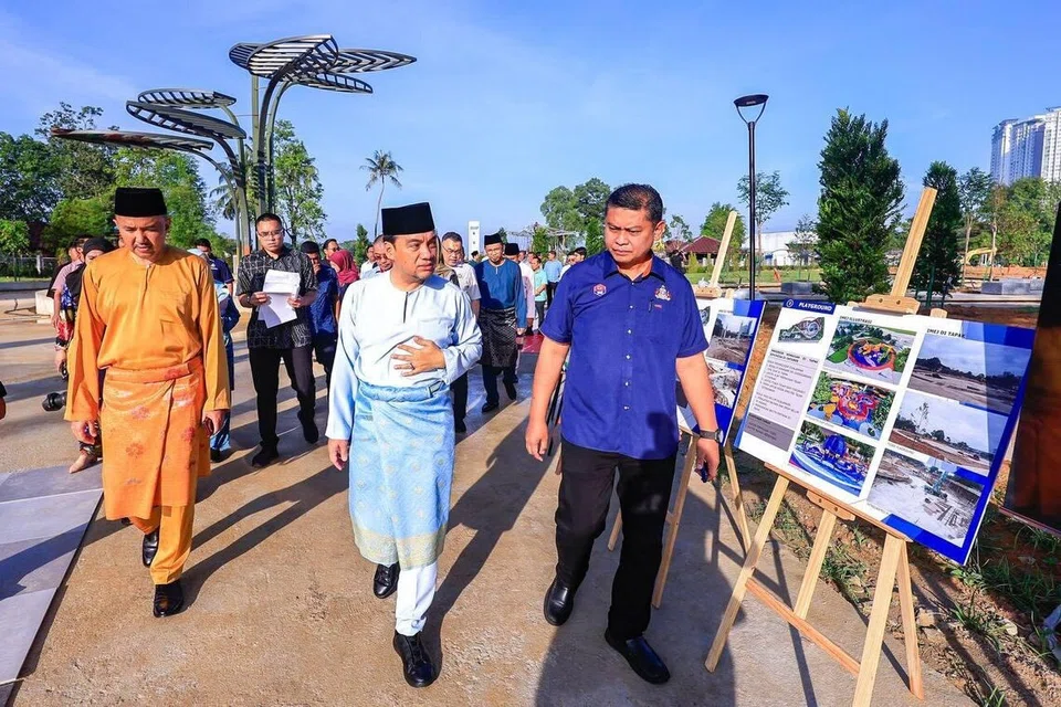 Menteri Besar Johor, Datuk Onn Hafiz Ghazi (tengah), ketika mengadakan lawatan ke Taman Teluk Danga, Johor Bahru.