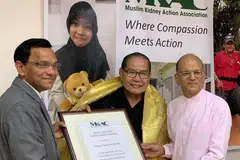 TERIMA PENGIKTIRAFAN: Pesuruhjaya Tinggi Sri Lanka di Singapura, Encik Ameer Ajwad (kiri) dan Presiden MKAC, Encik Ameerali (kanan) menyampaikan sijil anugerah kepada Mejar Haji Ibrahim (tengah) dalam majlis penyampaian Anugerah Pencapaian Seumur Hidup MKAC baru-baru ini. - Foto MKAC