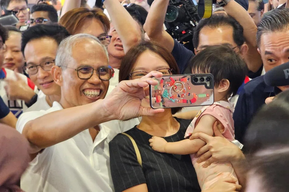 Penduduk Tampines beratur untuk bergambar dengan Menteri Pembangunan Sosial dan Keluarga, Encik Masagos Zulkifli Masagos Mohamad di Blok 633 Tampines North Drive 2 pada 30 April.