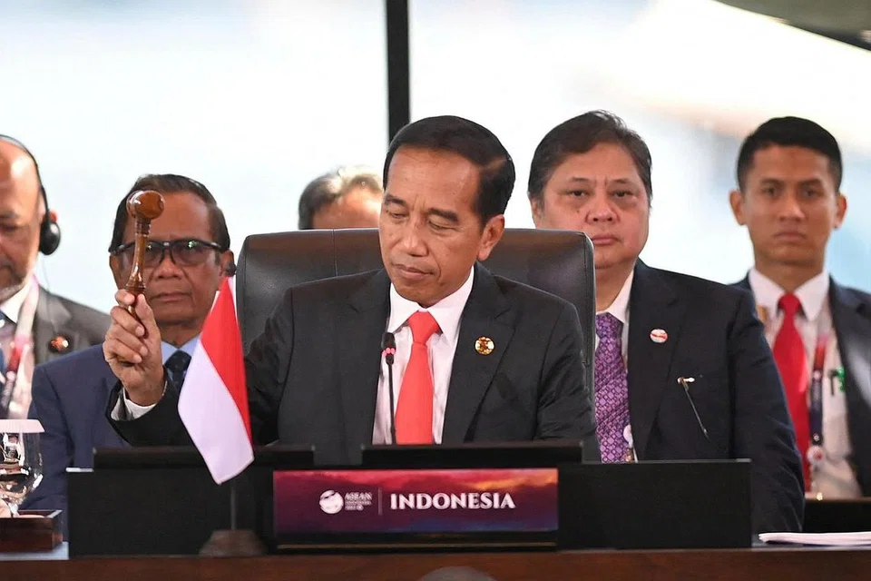 KERJASAMA: Encik Joko Widodo (depan) menegaskan Asean tidak boleh hanya menjadi penonton kepada permasalahan global pada Sidang Puncak Asean ke-42. - Foto REUTERS