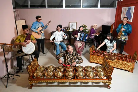 Anggota ensembel Artusik bermain muzik secara santai di studio mereka menggunakan gabungan alat muzik termasuk piano, gendang, gitar, erhu, saksofon, akordion, bonang dan saron. Walaupun susunan ensembel berubah mengikut keperluan persembahan, alat muzik gamelan lazimnya menjadi teras utama.