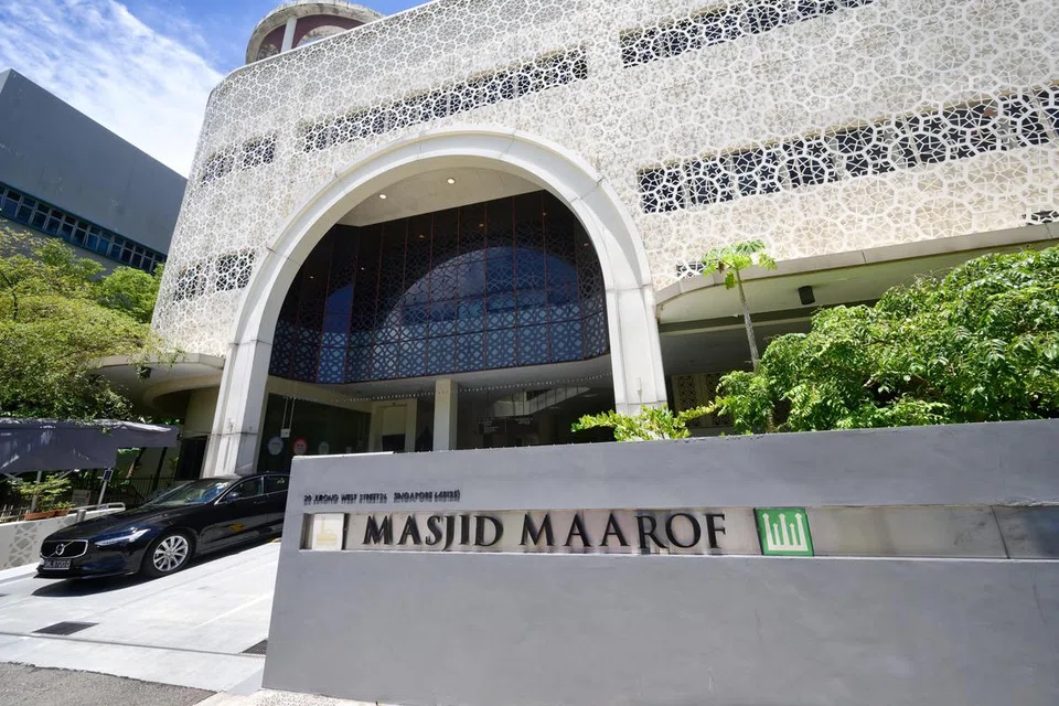 Masjid Maarof ialah salah satu daripada lima masjid yang disenaraikan oleh remaja lelaki berusia 17 tahun untuk melancarkan serangan. Pada Mac, remaja itu dikenakan Perintah Tahanan (DO) oleh Jabatan Keselamatan Dalam Negeri (ISD) setelah dia merancang membunuh sekurang-kurangnya 100 orang Islam di lima masjid.