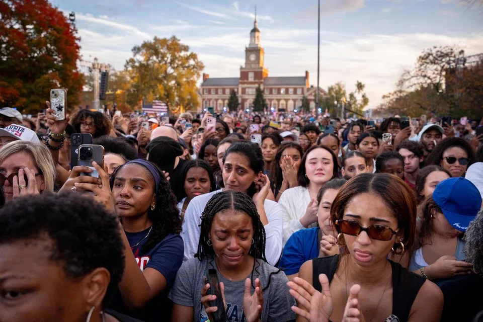 Para penyokong begitu emosi apabila calon presiden Demokrat, Naib Presiden Cik Kamala Harris, mengakui kekalahannya dalam pilihan raya di Universiti Howard pada 6 November 2024 di Washington, DC. 