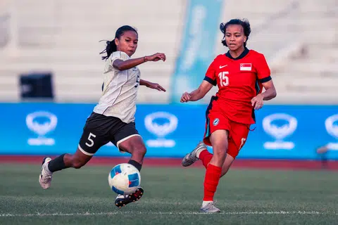 Pemain Wanita Singapura, Sharifah Nur Amanina (kanan), dilihat sedang berebut bola dengan pemain Indonesia, Gea Yumanda, ketika perlawanan Sukan SEA 2025 yang diadakan di Stadium Institut Pendidikan Jasmani di Kampus Chonburi, Thailand, pada 7 Disember.