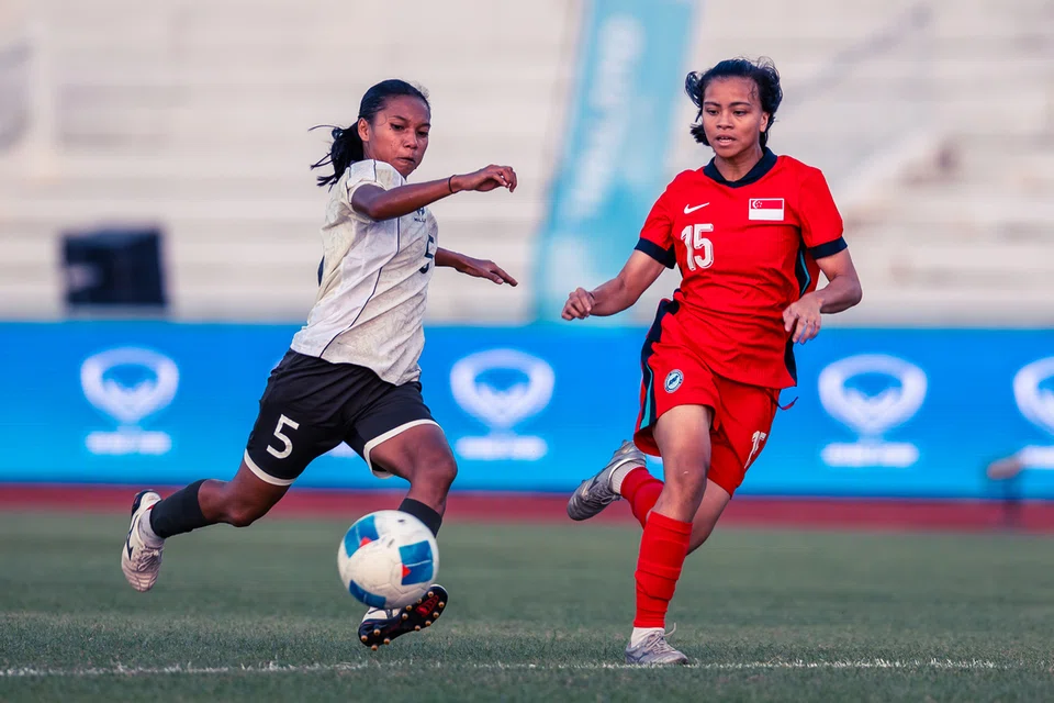 Pemain Wanita Singapura, Sharifah Nur Amanina (kanan), dilihat sedang berebut bola dengan pemain Indonesia, Gea Yumanda, ketika perlawanan Sukan SEA 2025 yang diadakan di Stadium Institut Pendidikan Jasmani di Kampus Chonburi, Thailand, pada 7 Disember.