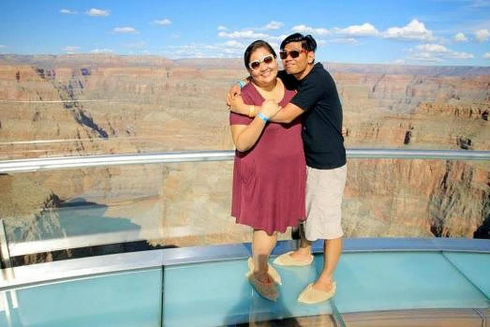 SELESA MELANCONG BERDUA: Haryani Othman dan suaminya Khairul Famy Kassim bergambar di Grand Canyon sempena percutian ulang tahun perkahwinan mereka. Antara barangan keperluan yang dibawa Haryani semasa bercuti termasuk kasut yang selesa dan beg mengandungi keperluan seperti makanan dan ubat-ubatan. - Foto-foto ihsan HARYANI OTHMAN