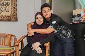 ANAK TUNGGAK KEKUATAN: Cik Jamaliah Abdullah berkata anaknya sulungnya, Encik Muhammad Irsyad Ismail, menjadi tunggak kekuatan dan sentiasa berada di sisinya untuk memberi sokongan moral - Foto-foto MUIS