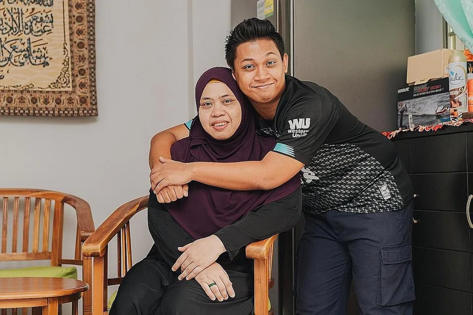 ANAK TUNGGAK KEKUATAN: Cik Jamaliah Abdullah berkata anaknya sulungnya, Encik Muhammad Irsyad Ismail, menjadi tunggak kekuatan dan sentiasa berada di sisinya untuk memberi sokongan moral - Foto-foto MUIS