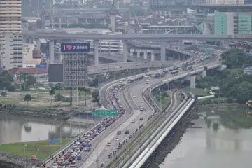 Kesesakan trafik di Koswe sekitar 9 pagi pada 21 Mac. Hujan lebat telah melanda Singapura dan Johor sejak 19 Mac, menyebabkan amaran risiko banjir dikeluarkan untuk beberapa kawasan selama dua hari berturut-turut. 