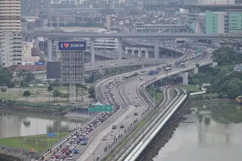 Kesesakan trafik di Koswe sekitar 9 pagi pada 21 Mac. Hujan lebat telah melanda Singapura dan Johor sejak 19 Mac, menyebabkan amaran risiko banjir dikeluarkan untuk beberapa kawasan selama dua hari berturut-turut. 