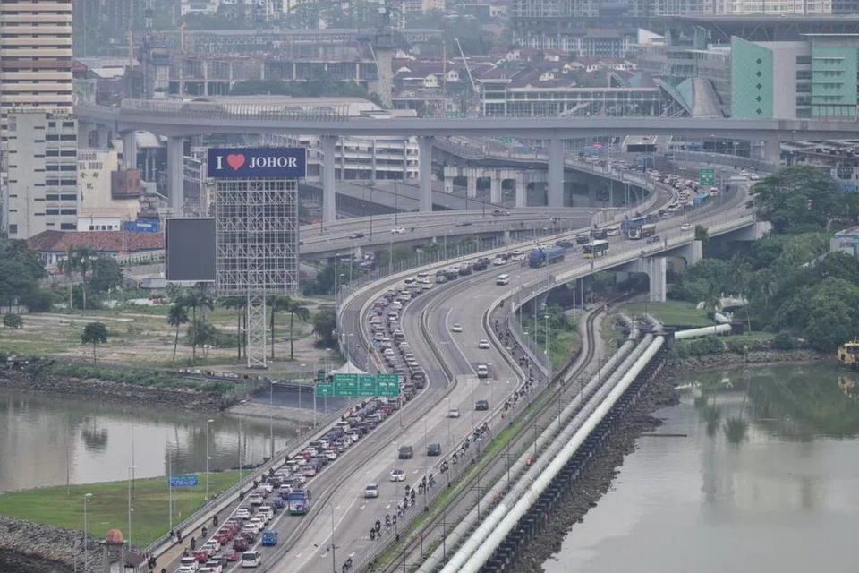 Kesesakan trafik di Koswe sekitar 9 pagi pada 21 Mac. Hujan lebat telah melanda Singapura dan Johor sejak 19 Mac, menyebabkan amaran risiko banjir dikeluarkan untuk beberapa kawasan selama dua hari berturut-turut. 