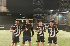 AKHIRNYA KEMBALI KE GELANGGANG: Encik Yadly (paling kanan), bergambar bersama rakan sepasukan, gembira dapat kembali bermain futsal dalam kumpulan yang lebih besar setelah lapan orang dalam sekumpulan dibenar melakukan kegiatan sukan dalam Fasa Tiga. - Foto ihsan MOHAMED YADLY MOHAMED YATIM