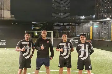 AKHIRNYA KEMBALI KE GELANGGANG: Encik Yadly (paling kanan), bergambar bersama rakan sepasukan, gembira dapat kembali bermain futsal dalam kumpulan yang lebih besar setelah lapan orang dalam sekumpulan dibenar melakukan kegiatan sukan dalam Fasa Tiga. - Foto ihsan MOHAMED YADLY MOHAMED YATIM