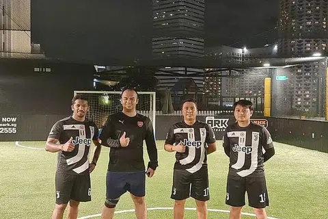 AKHIRNYA KEMBALI KE GELANGGANG: Encik Yadly (paling kanan), bergambar bersama rakan sepasukan, gembira dapat kembali bermain futsal dalam kumpulan yang lebih besar setelah lapan orang dalam sekumpulan dibenar melakukan kegiatan sukan dalam Fasa Tiga. - Foto ihsan MOHAMED YADLY MOHAMED YATIM
