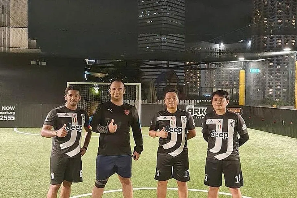 AKHIRNYA KEMBALI KE GELANGGANG: Encik Yadly (paling kanan), bergambar bersama rakan sepasukan, gembira dapat kembali bermain futsal dalam kumpulan yang lebih besar setelah lapan orang dalam sekumpulan dibenar melakukan kegiatan sukan dalam Fasa Tiga. - Foto ihsan MOHAMED YADLY MOHAMED YATIM