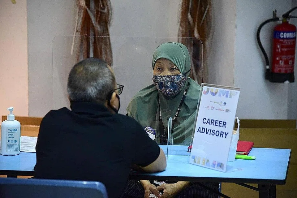 PERSIAP TENAGA KERJA: Inisiaitf di bawah bidang tumpuan pekerjaan M3 ialah untuk menyediakan peluang dan sokongan bagi pekerja meningkatkan kemahiran dan merebut peluang yang timbul dalam landskap pasca Covid-19 kelak. - Foto fail