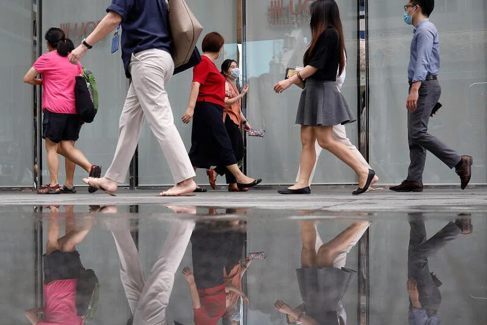 PERJUANGAN DITERUSKAN: Langkah berjaga-jaga meliputi penggunaan pelitup di luar masih terus diamalkan di Singapura sedang negara ini belum sepenuhnya pulih daripada kes jangkitan baru Covid-19. - Foto FAIL