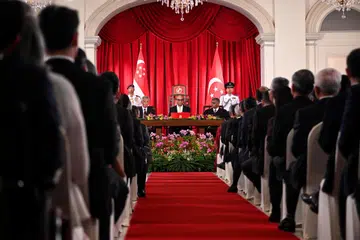 INGIN PERKUKUH KEPELBAGAIAN: Dalam ucapannya semasa Upacara Angkat Sumpah Presiden pada Khamis, Presiden Tharman Shanmugaratnam (tengah) telah menggariskan beberapa keutamaannya selaku Presiden. Upacara Angkat Sumpah Presiden di Istana turut disaksikan Perdana Menteri, Encik Lee Hsien Loong (kiri), dan Ketua Hakim, Encik  Sundaresh Menon (kanan). 