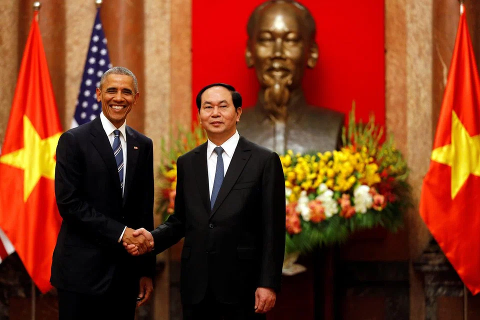 MEMULIHKAN HUBUNGAN: Presiden Obama (kiri) menemui rakan sejawatannya dari Vietnam, Encik Tran Dai Quang (kanan), dan mengumumkan menarik balik sepenuhnya larangan penjualan senjata kepada Vietnam sejak 50 tahun. - Foto REUTERS