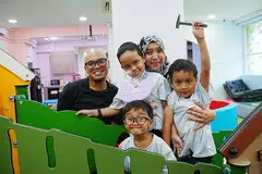 Walau hidup penuh dengan dugaan, Encik Muhammad Nasri dan isteri, Cik Dayangku Nurafiqahwinaini (dua dari kanan), cekalkan hati membesarkan anak mereka, Muhammad Nawfal Muttaqin, tujuh tahun (tengah), yang menghidap barah otak. Bersama mereka ialah anak-anak lain, Muhammad Naqeeb Mustaqim, enam tahun (kanan), dan Muhammad Naqeel Muzakir, lima tahun.