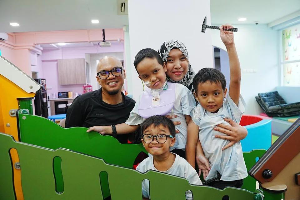 Walau hidup penuh dengan dugaan, Encik Muhammad Nasri dan isteri, Cik Dayangku Nurafiqahwinaini (dua dari kanan), cekalkan hati membesarkan anak mereka, Muhammad Nawfal Muttaqin, tujuh tahun (tengah), yang menghidap barah otak. Bersama mereka ialah anak-anak lain, Muhammad Naqeeb Mustaqim, enam tahun (kanan), dan Muhammad Naqeel Muzakir, lima tahun.