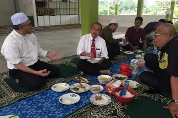 HADAPI HUKUMAN: Timbalan Menteri Kesihatan Malaysia, Datuk Dr Noor Azmi, dan ahli Exco kerajaan negeri Perak, Encik Razman Zakaria, masing-masing didenda RM1,000 ($325) oleh Mahkamah Majistret Gerik, hari ini kerana ingkar Perintah Kawalan Pergerakan (PKP).
