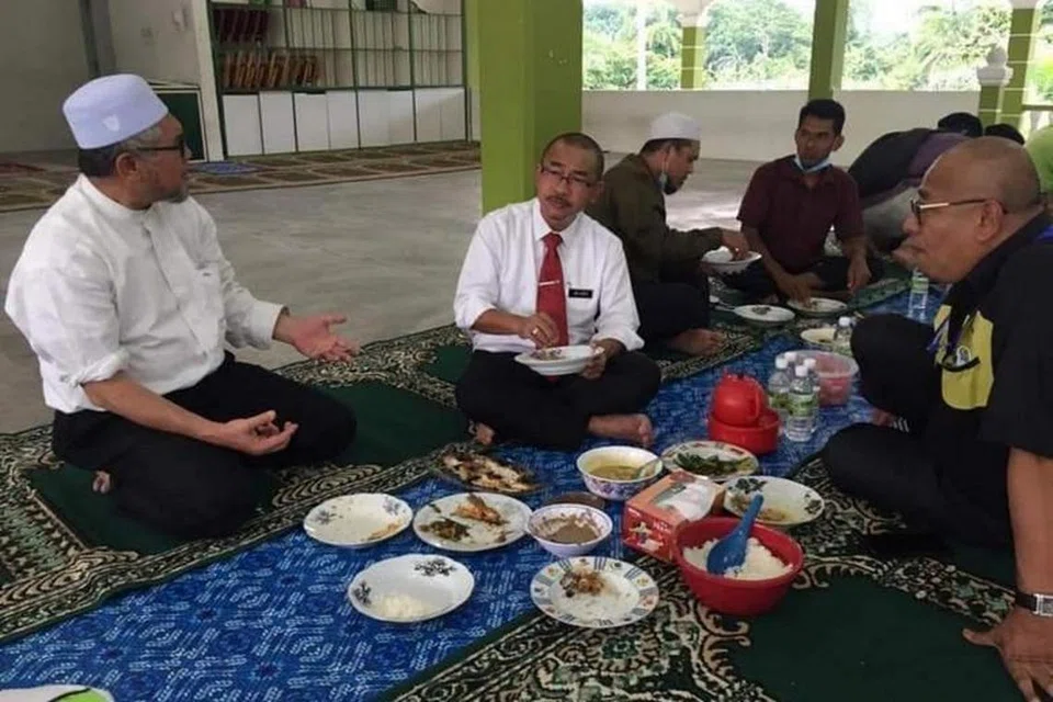 HADAPI HUKUMAN: Timbalan Menteri Kesihatan Malaysia, Datuk Dr Noor Azmi, dan ahli Exco kerajaan negeri Perak, Encik Razman Zakaria, masing-masing didenda RM1,000 ($325) oleh Mahkamah Majistret Gerik, hari ini kerana ingkar Perintah Kawalan Pergerakan (PKP).