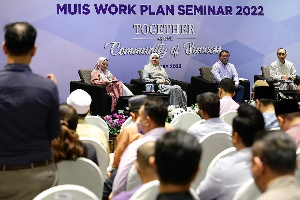 TURUT HADIR DALAM SEMINAR PELAN KERJA MUIS 2022: (Dari kiri) Pengarah Dasar Aset dan Endowmen, Cik Dewi Hartaty; Pengarah Pendidikan dan Pembangunan Pelajar, Ustazah Sharifah Farah Aljunied; Pengarah Pembangunan Halal, Encik Zalman Putra Ahmad Ali; dan Timbalan Pengarah Pejabat Skim Pengiktirafan Asatizah, Ustaz Mahmoud Mathlub. - Foto MUIS