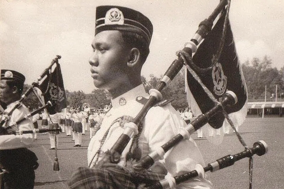BERKHIDMAT LEBIH 40 TAHUN: Allahyarham Idris sebagai pemain beg paip pasukan polis pada awal 1960-an, sebelum kemerdekaan Singapura. Beliau bersara SPF pada 2004, selepas berkhidmat lebih 40 tahun. - Foto ihsan ANDY IDRIS