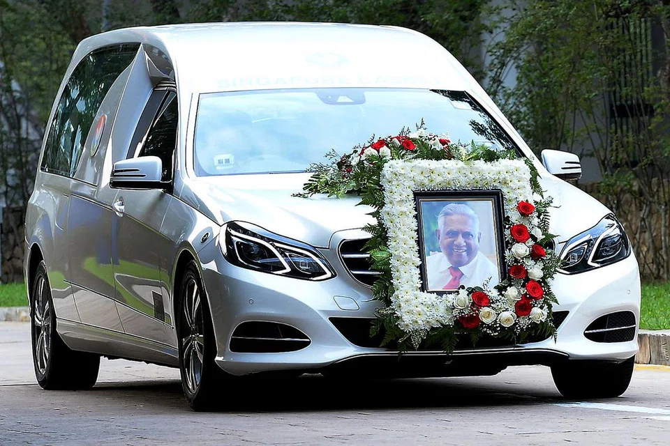 PERJALANAN TERAKHIR: Kenderaan yang membawa keranda mendiang S R Nathan, beredar dari Pusat Kebudayaan Universiti (UCC) ke Krematorium Mandai bagi pembakaran mayat dan pengebumian privet.