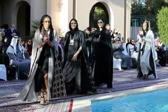 Sekumpulan pragawati Saudi memaparkan koleksi abaya terbaru Puteri Saudi Safia Hussain, semasa pertunjukan fesyen di Riyadh, Arab Saudi baru-baru ini.